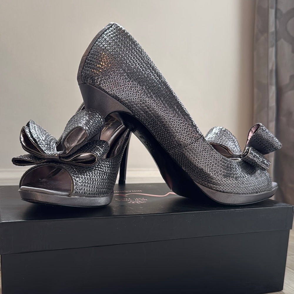 Moda Spana Sequin Silver Peep-Toe w/Bow High Heels - Women Size 8.5